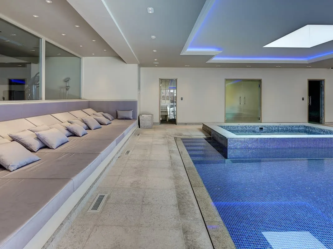 Glass mosaic tile Zafiro by Ezarri. Installed on indoor swimming pool.
