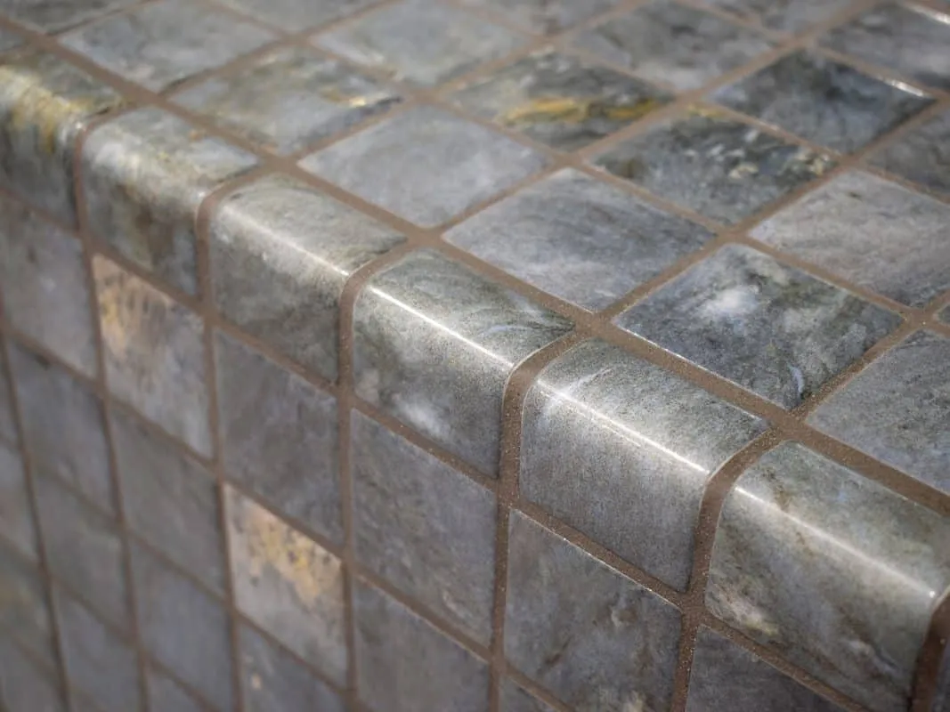 Glass mosaic tiles corners