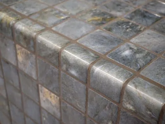 Glass mosaic tiles corners