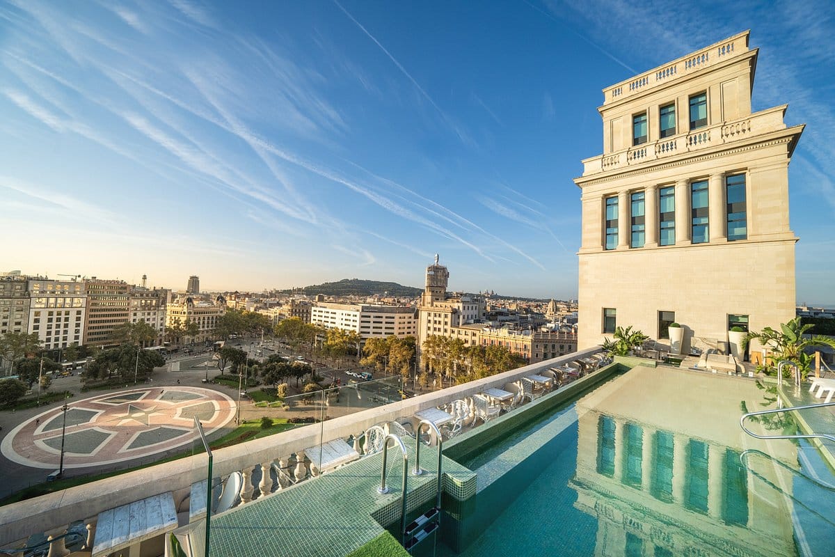 Barcelona's Skyline Oasis: Ezarri's Iberostar Rooftop Pool